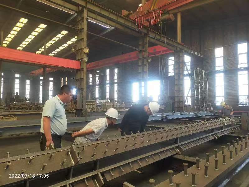 內蒙古鋼結構車間生產加工中